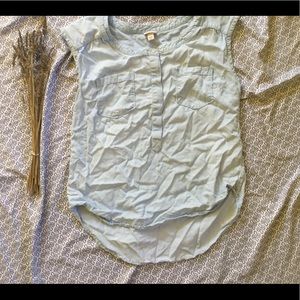 Wrinkled denim sleeveless shirt